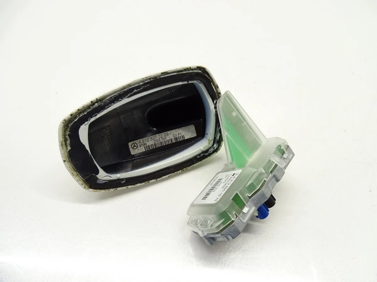 GPS Antenne Haifischflosse Mercedes W212 A2128270228 image 4