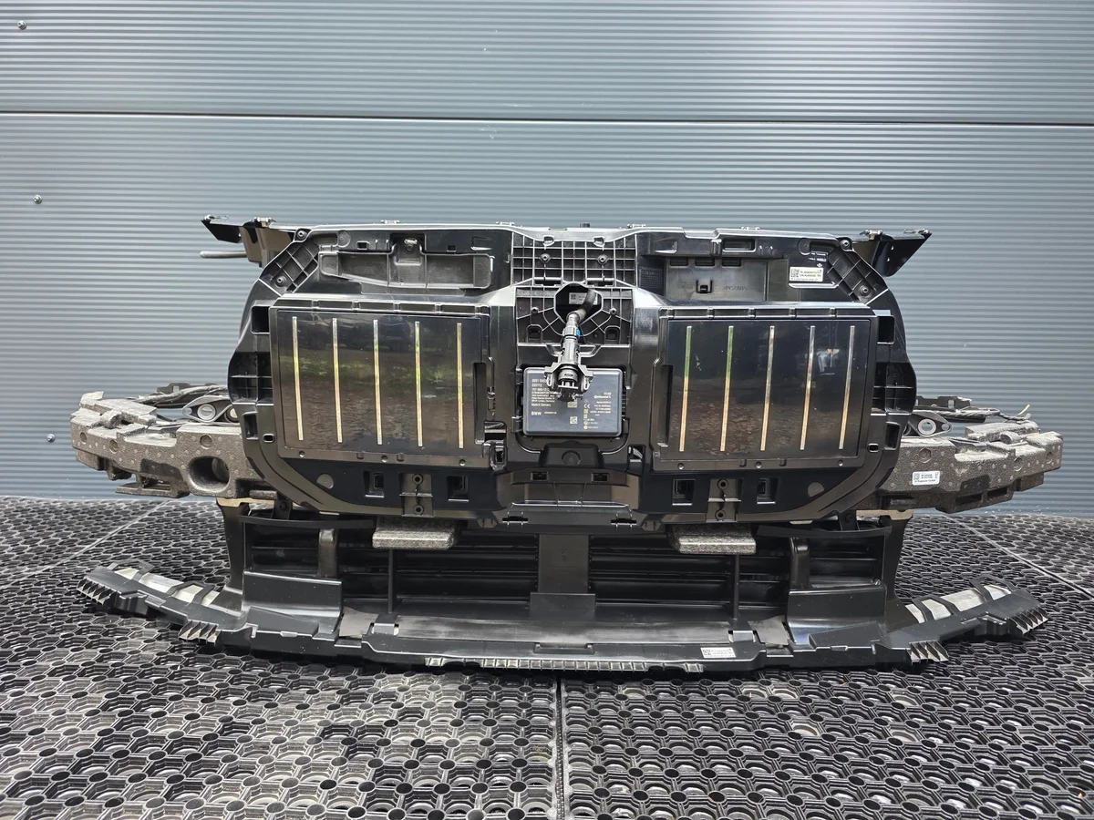 BMW G70 i7 Sähköauto Etupalkki Käytetty