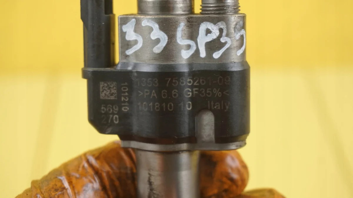 BMW 5 E60 E90 Injector 7585261 image 4