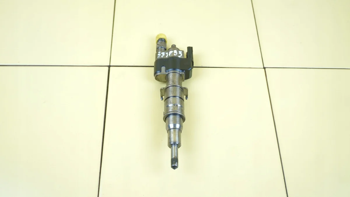 BMW 5 E60 E90 Injector 7585261 image 3