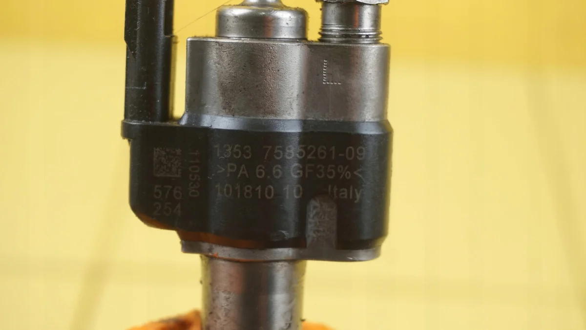 BMW 5 E60 E90 Injector 7585261 image 4