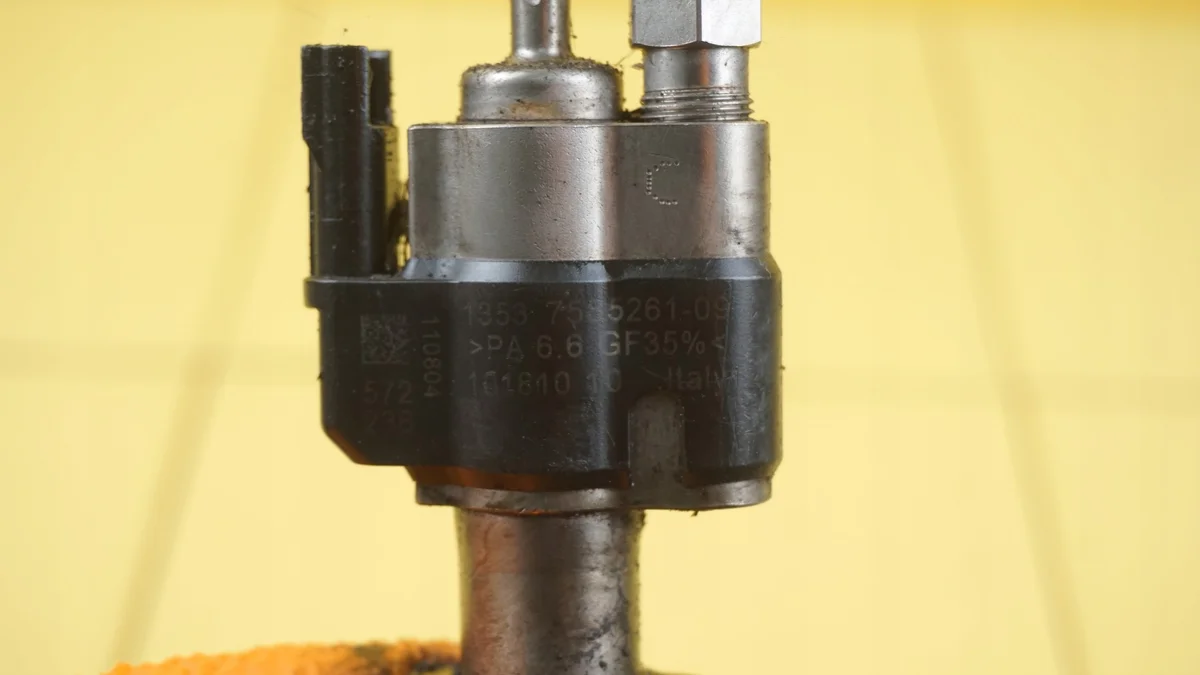 BMW 5 E60 E90 Injector 7585261 image 4