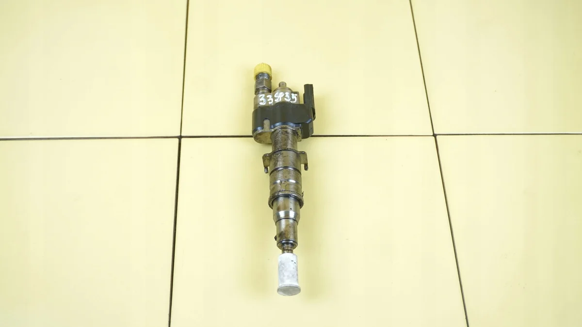 BMW 5 E60 E90 Injector 7585261