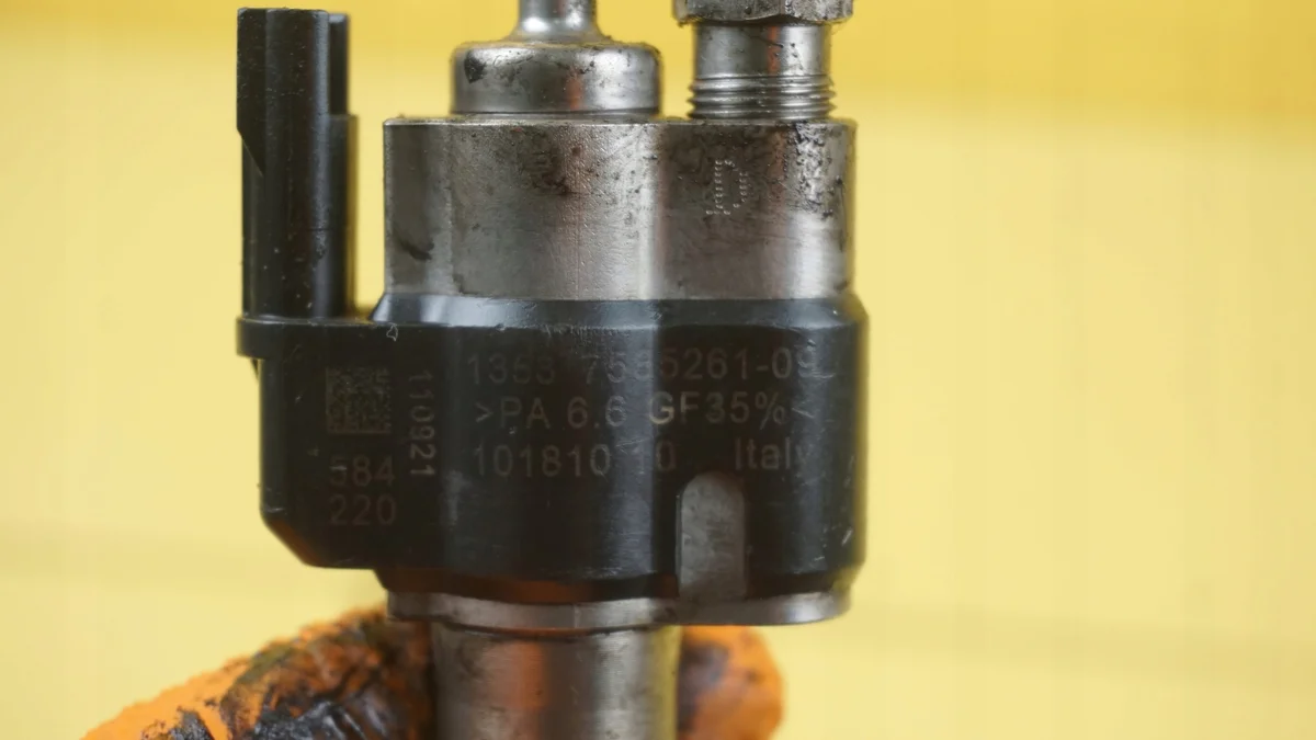 BMW 5 E60 E90 Injector 7585261 image 4
