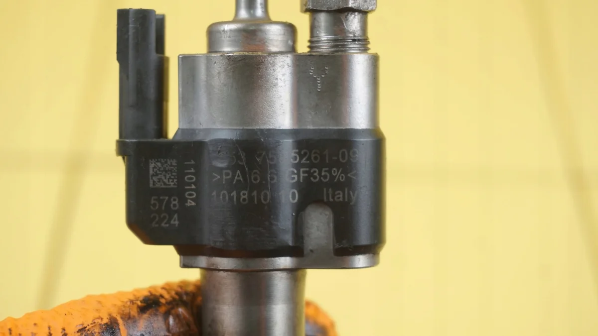 BMW 5 E60 E90 Injector 7585261 image 4