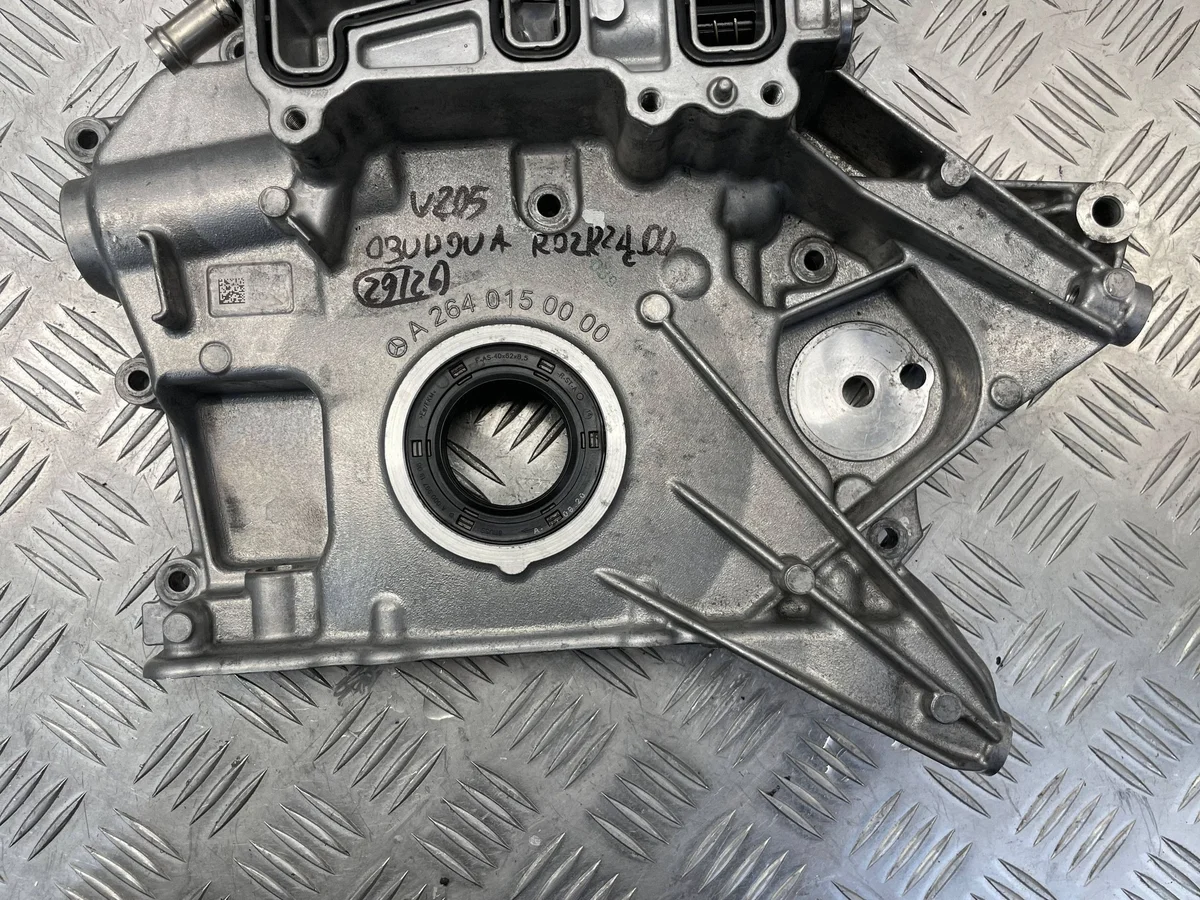 Mercedes W205 Deksel Distributie A2640150000 image 4