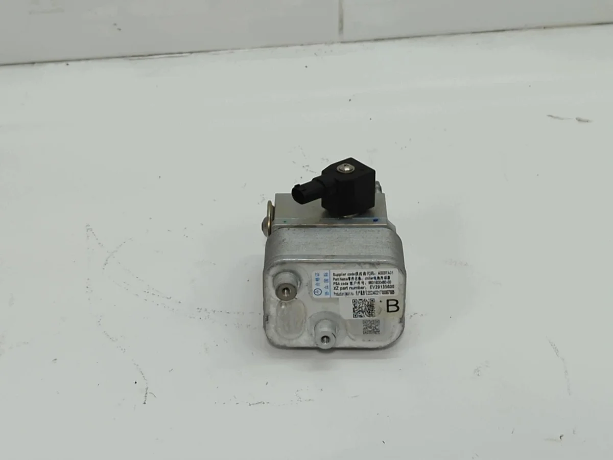 Condenseur clim Opel Astra L 9831600480 image 3