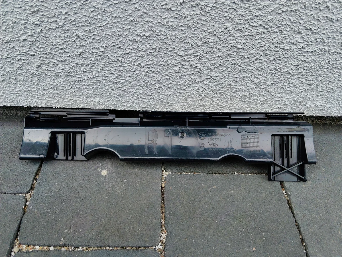 BMW E90 E91 Right Sill Clip Bracket 7202656