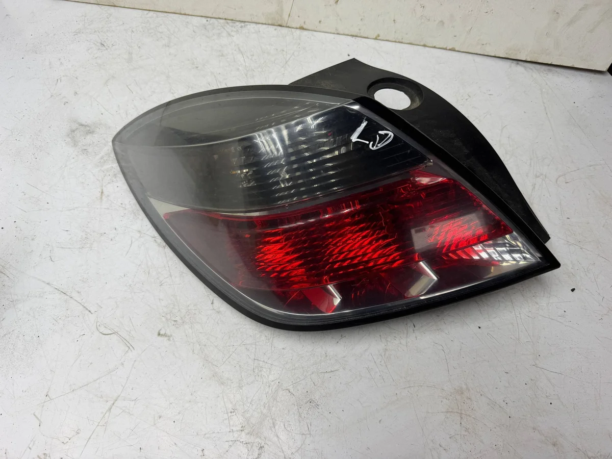 Takavalaisin Opel Astra H GTC vasen