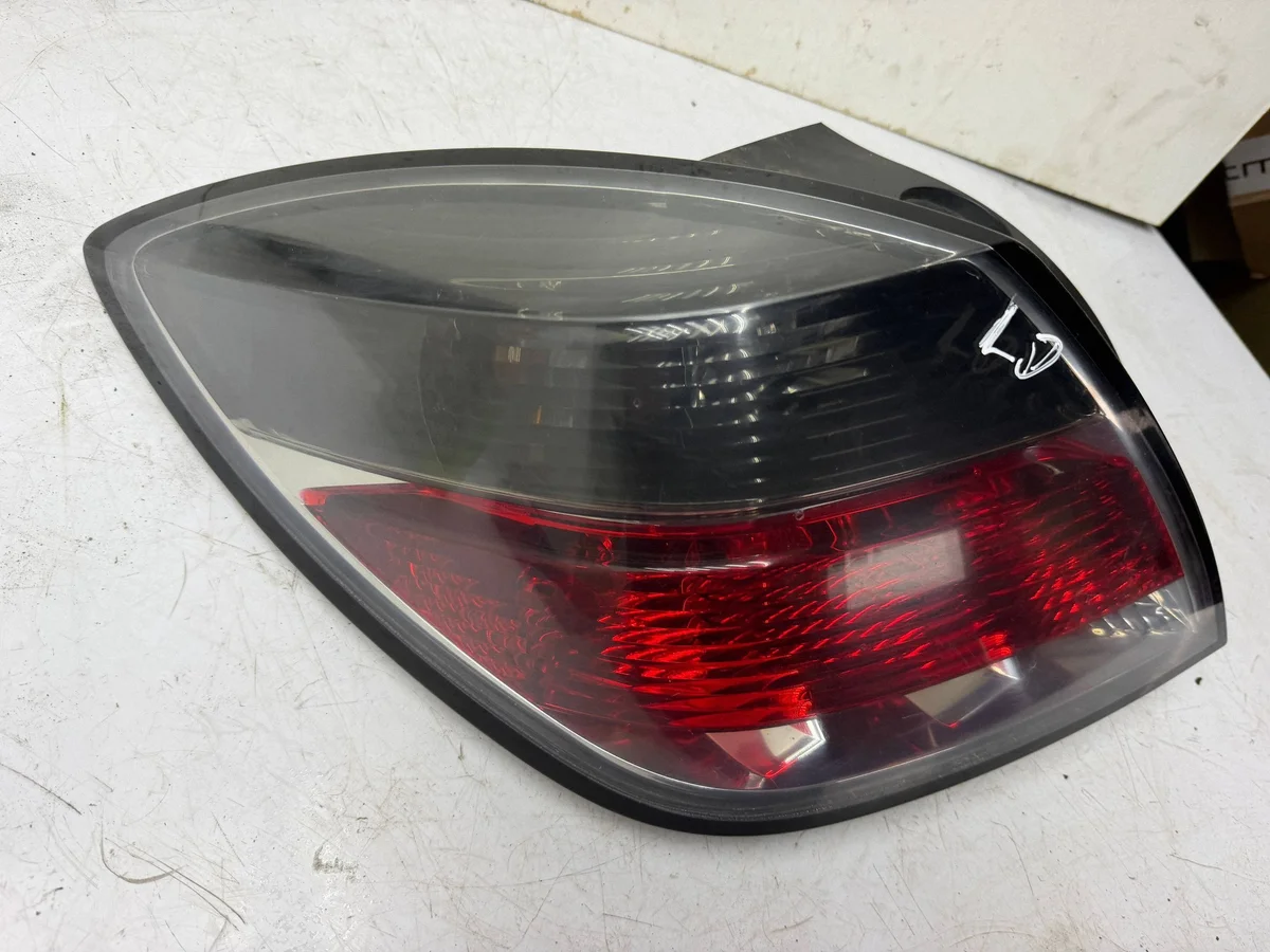 Luz trasera izquierda Opel Astra H GTC KOR3760 image 3
