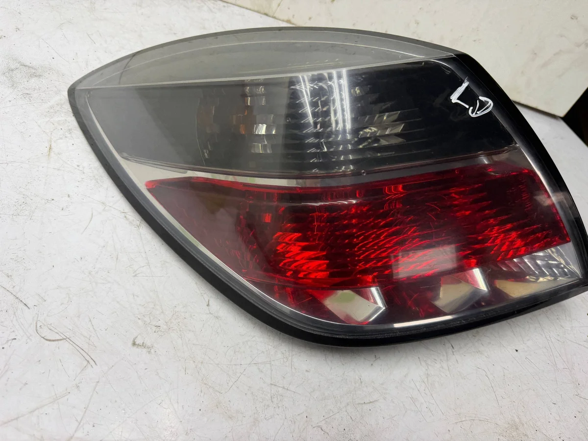 Luz trasera izquierda Opel Astra H GTC KOR3760 image 4