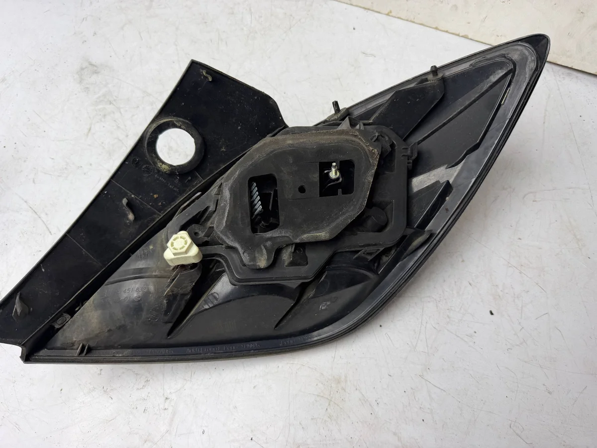 Luz trasera izquierda Opel Astra H GTC KOR3760 image 5