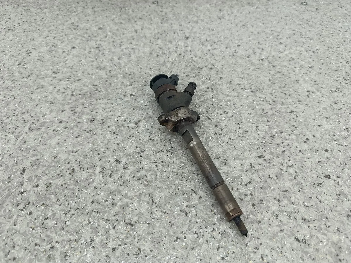 Injector Citroen C4 1.6 HDI Bosch image 7