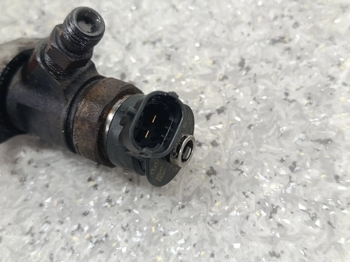 Injector Citroen C4 1.6 HDI Bosch image 8