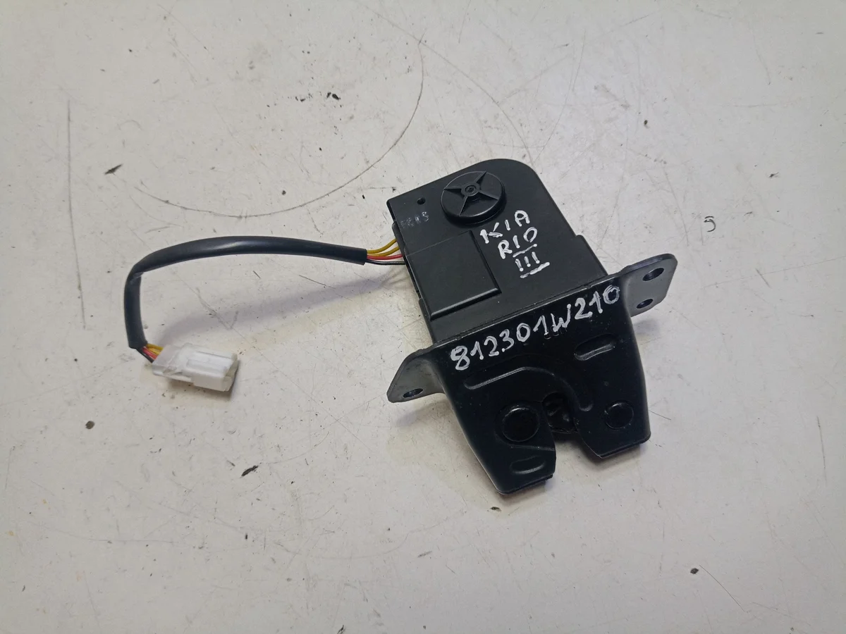 Kia Rio Kofferklep Slot 812301W210