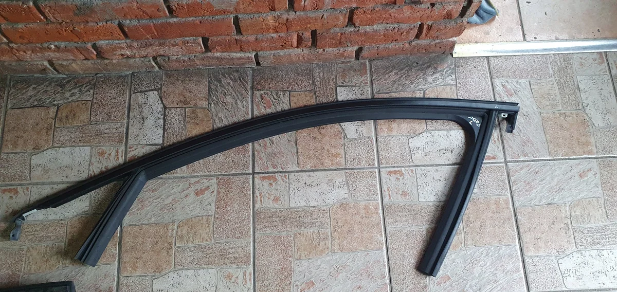 Opel Astra L Front Door Seal Left Used