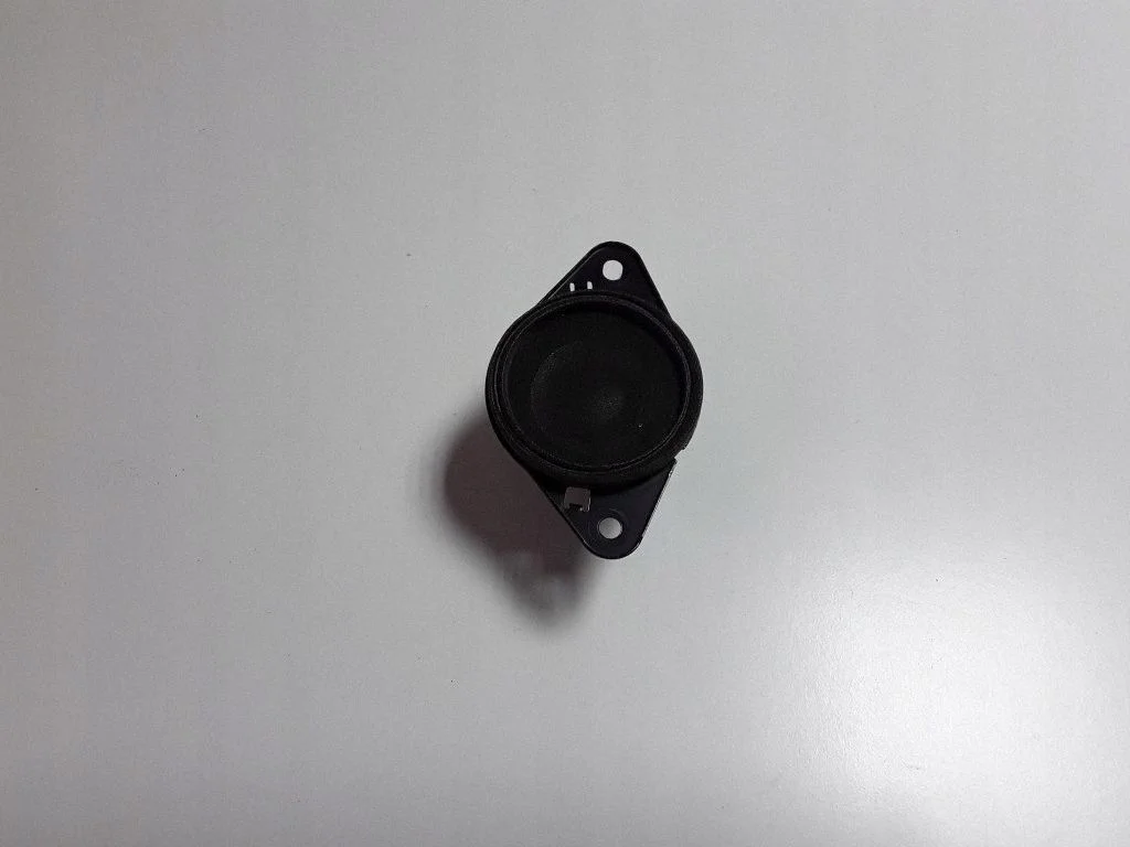 Toyota Sienna XL30 III Keskikaiutin 8616008210
