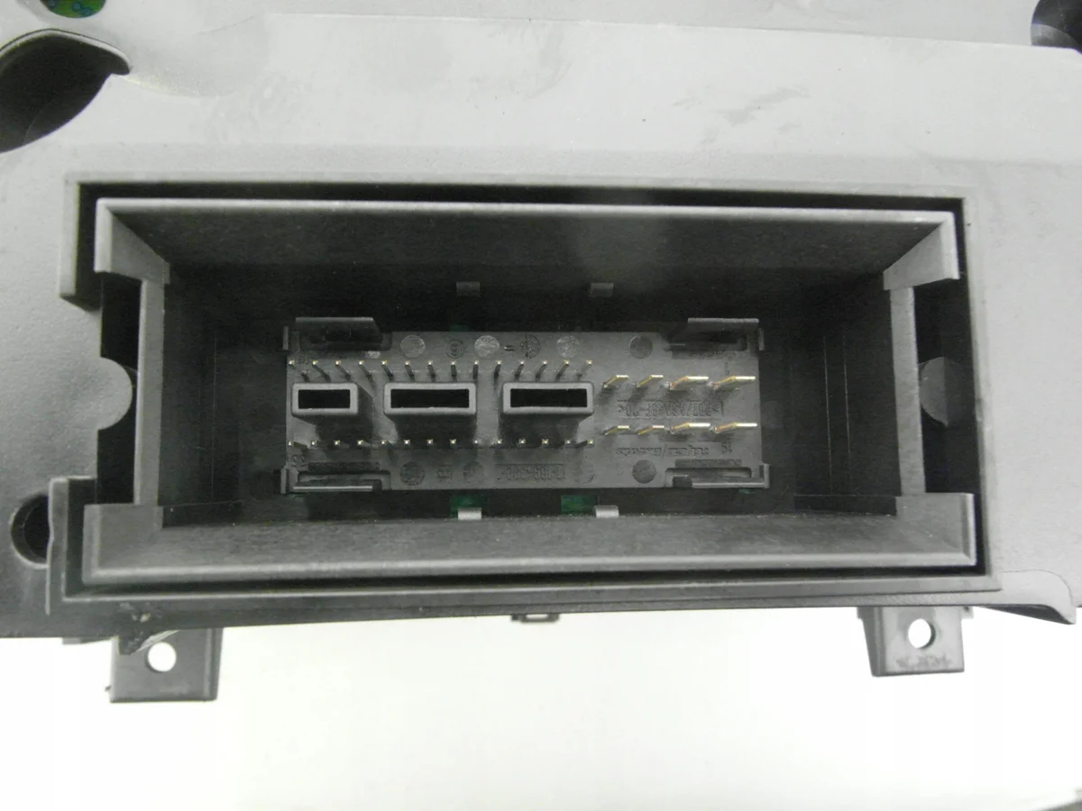 Instrumentbräda VW Golf V 2.0 TDI image 5