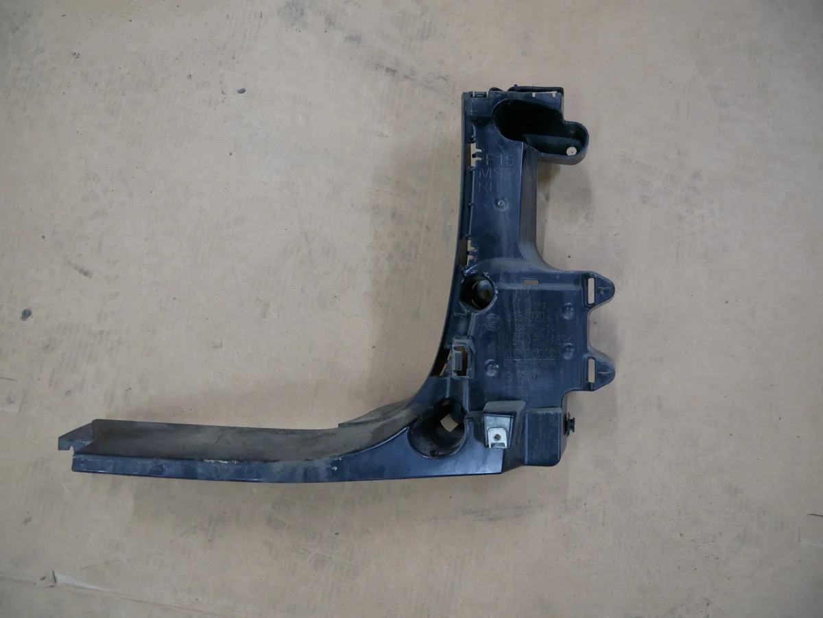 BMW F15 takapuskurin kiinnike, oikea