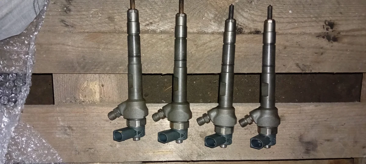 Injector 0445110647 Audi VW Skoda Seat