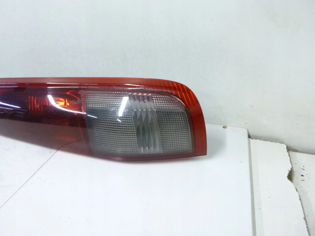 Nissan X-Trail T30 Luz Trasera Derecha Usada image 3