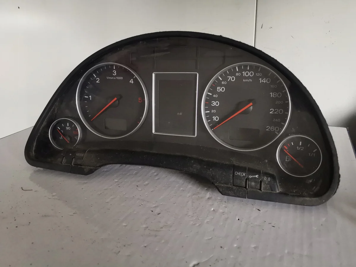 Audi A4 B6 2.0 bensiini mittaristo