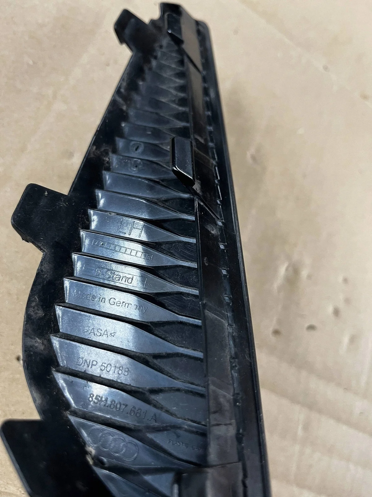 Audi Q6 e-tron Nebelscheinwerfergitter Links Vorne image 3