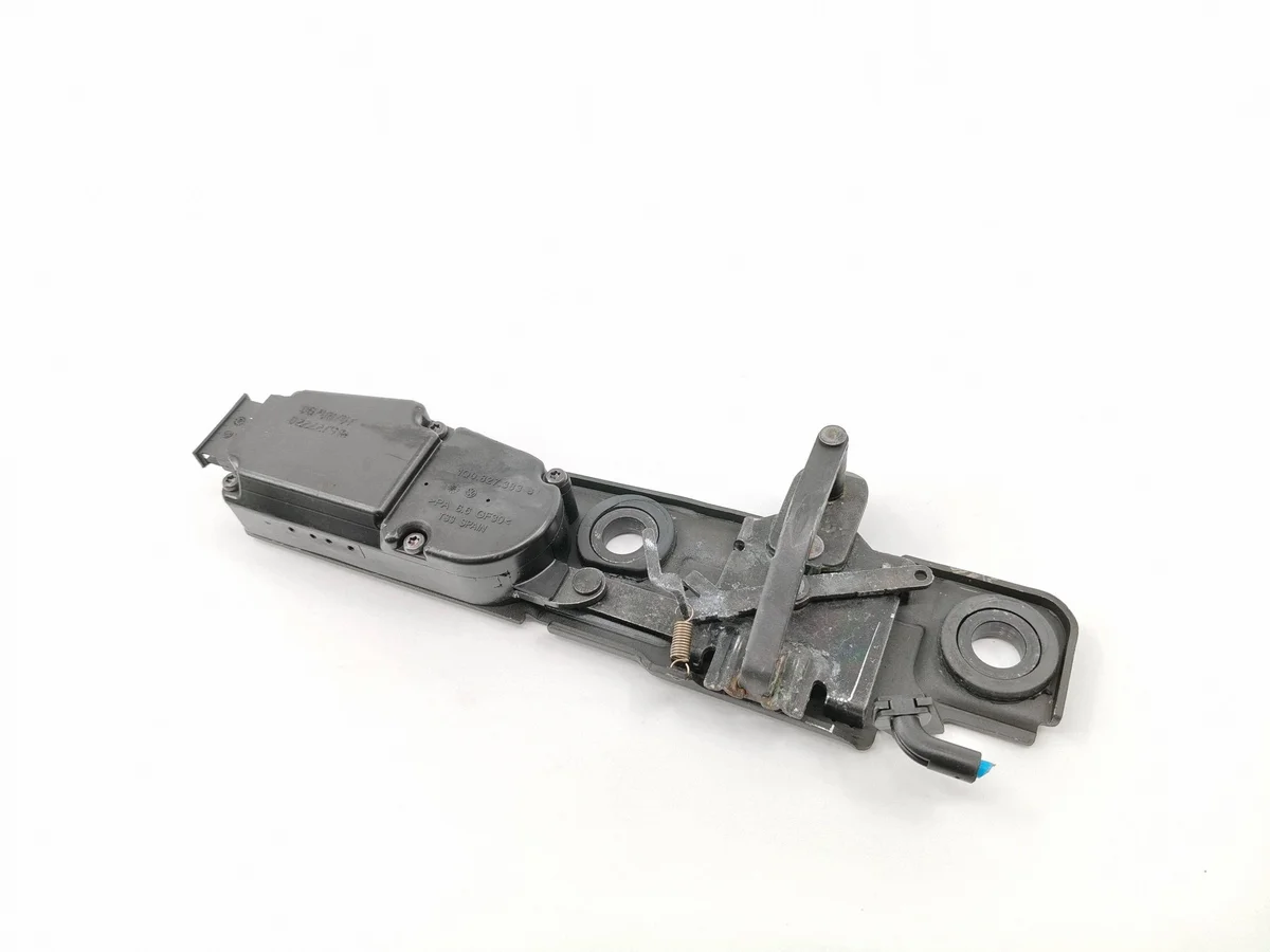 Fechadura Porta-Malas VW Eos 1Q0827383B Usada