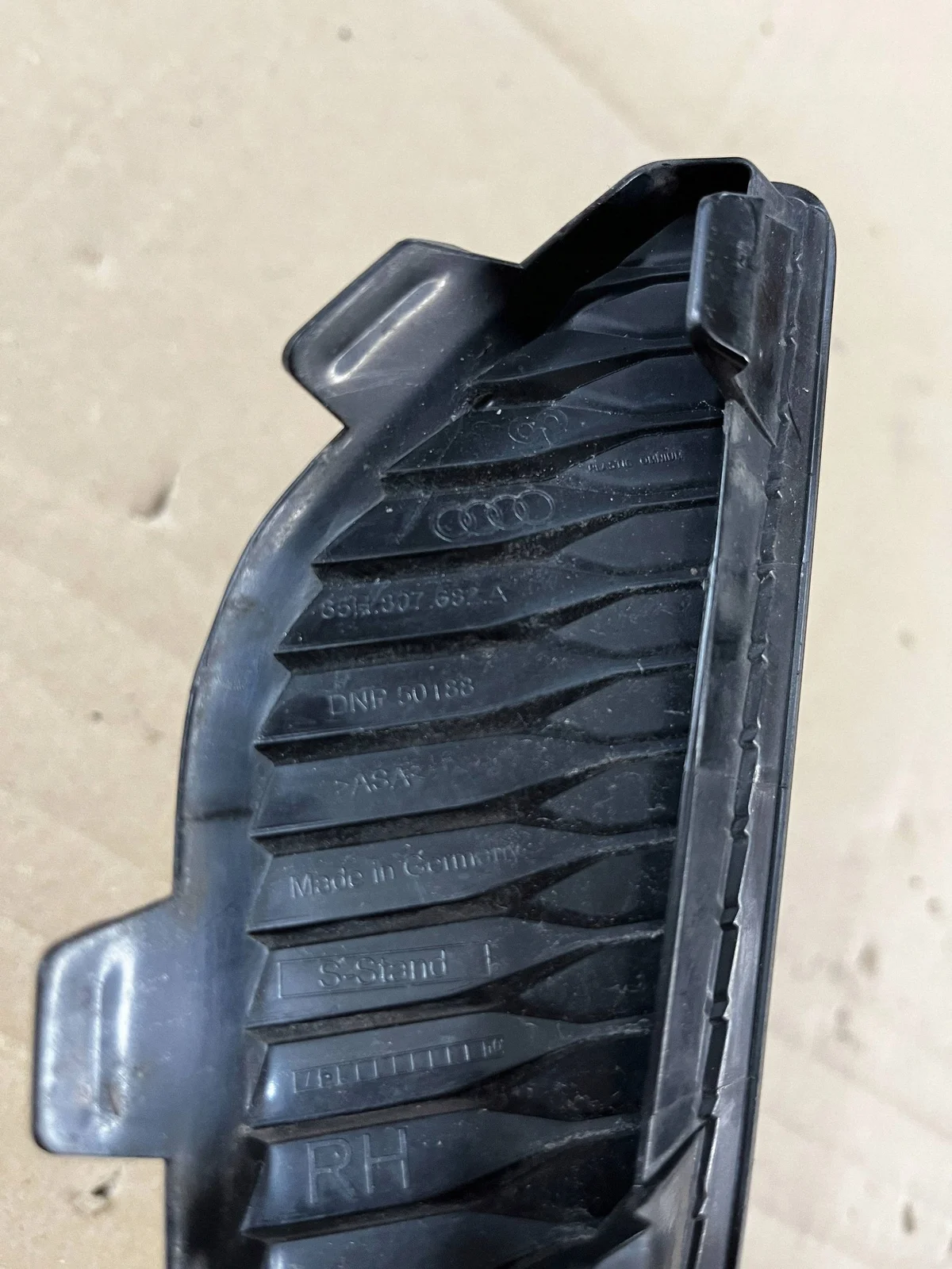 Audi Q6 e-tron främre höger grill 85H807682 EWE image 3