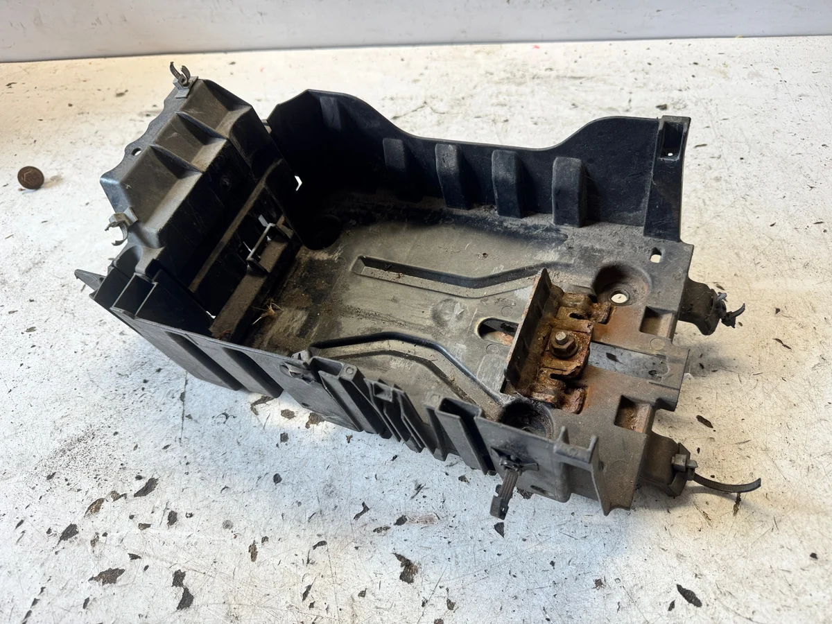Opel Corsa E Tacka Podstawa Akumulatora 13498274