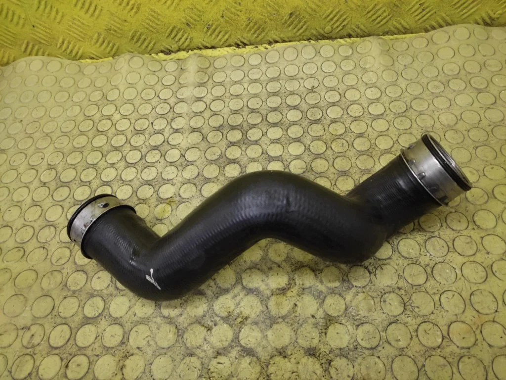 VW Passat B5 Intercooler Rör 3B0145834N image 3