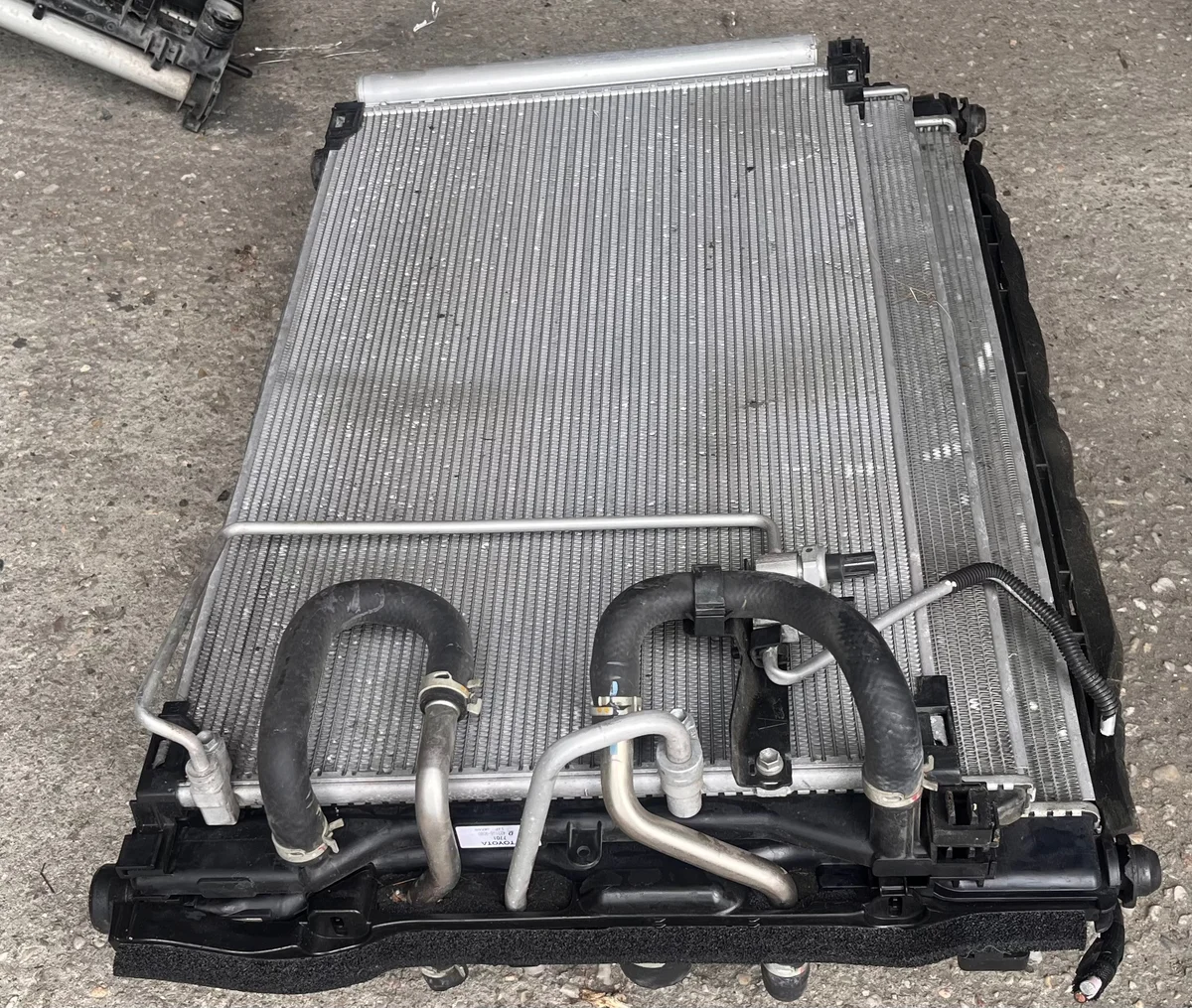 Toyota Mirai Del 422136-9060 Begagnad image 3