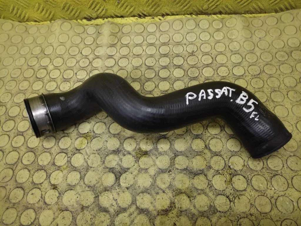 VW Passat B5 Intercooler Rör F-164820-RURA