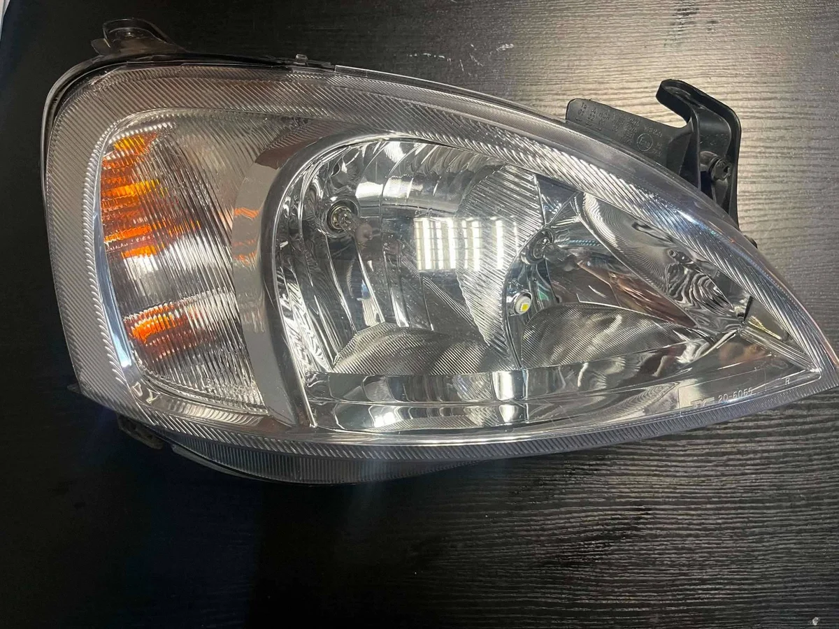 Faro Opel Corsa C Derecho Usado OEM 140682575