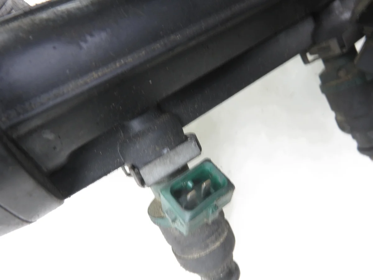 Audi A3 8L 1.6 Rail Injetor M1153439-037906031AA image 4