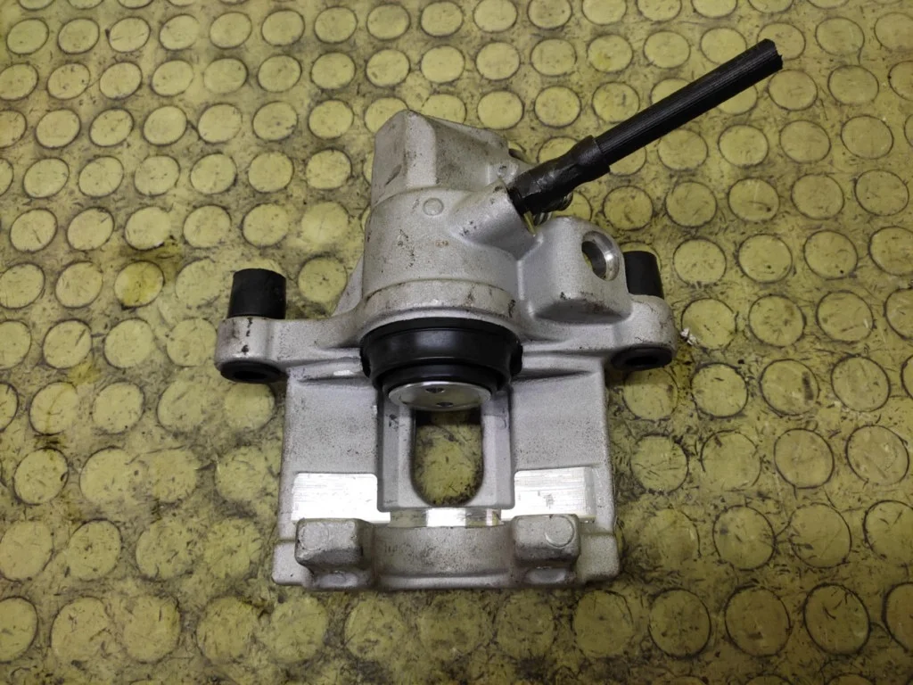 Bremssattel links hinten Ford Focus MK2 1.6 D image 4