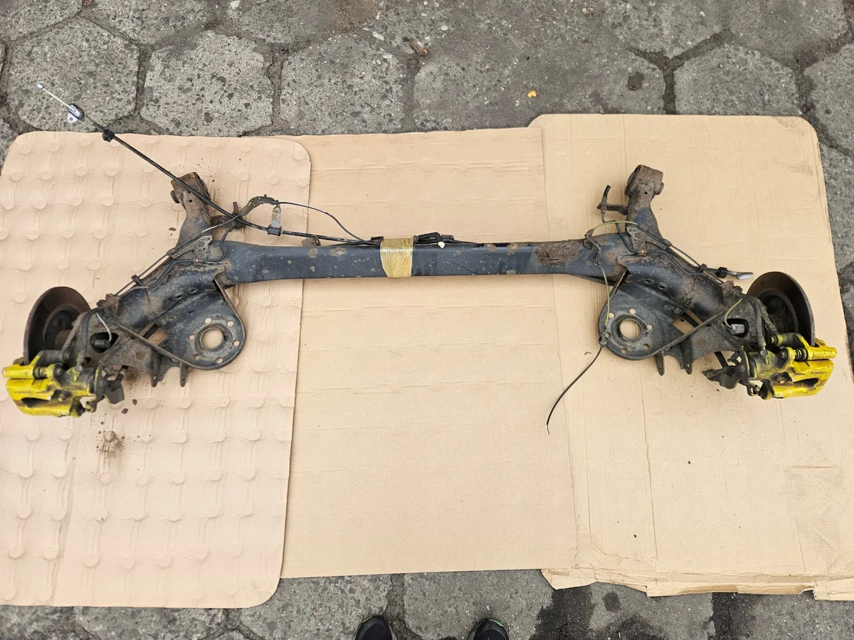 Toyota Auris Corolla E15 takajousituksen palkki