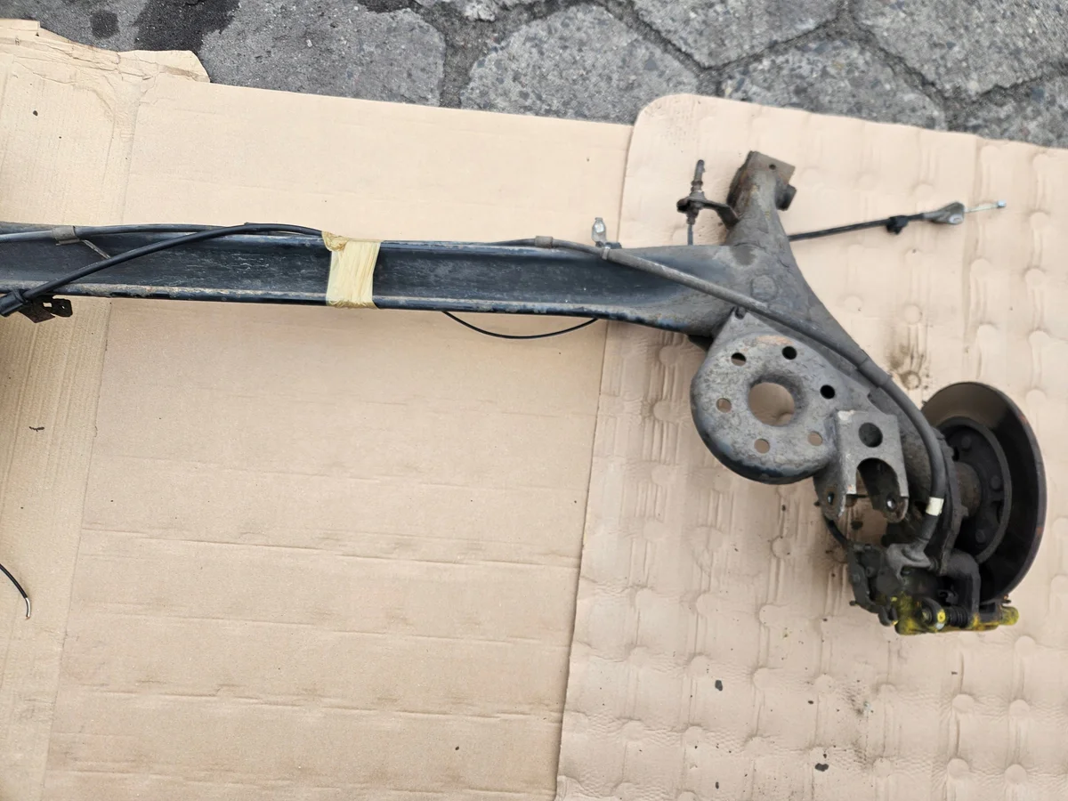 Toyota Auris Corolla E15 takajousituksen palkki image 7