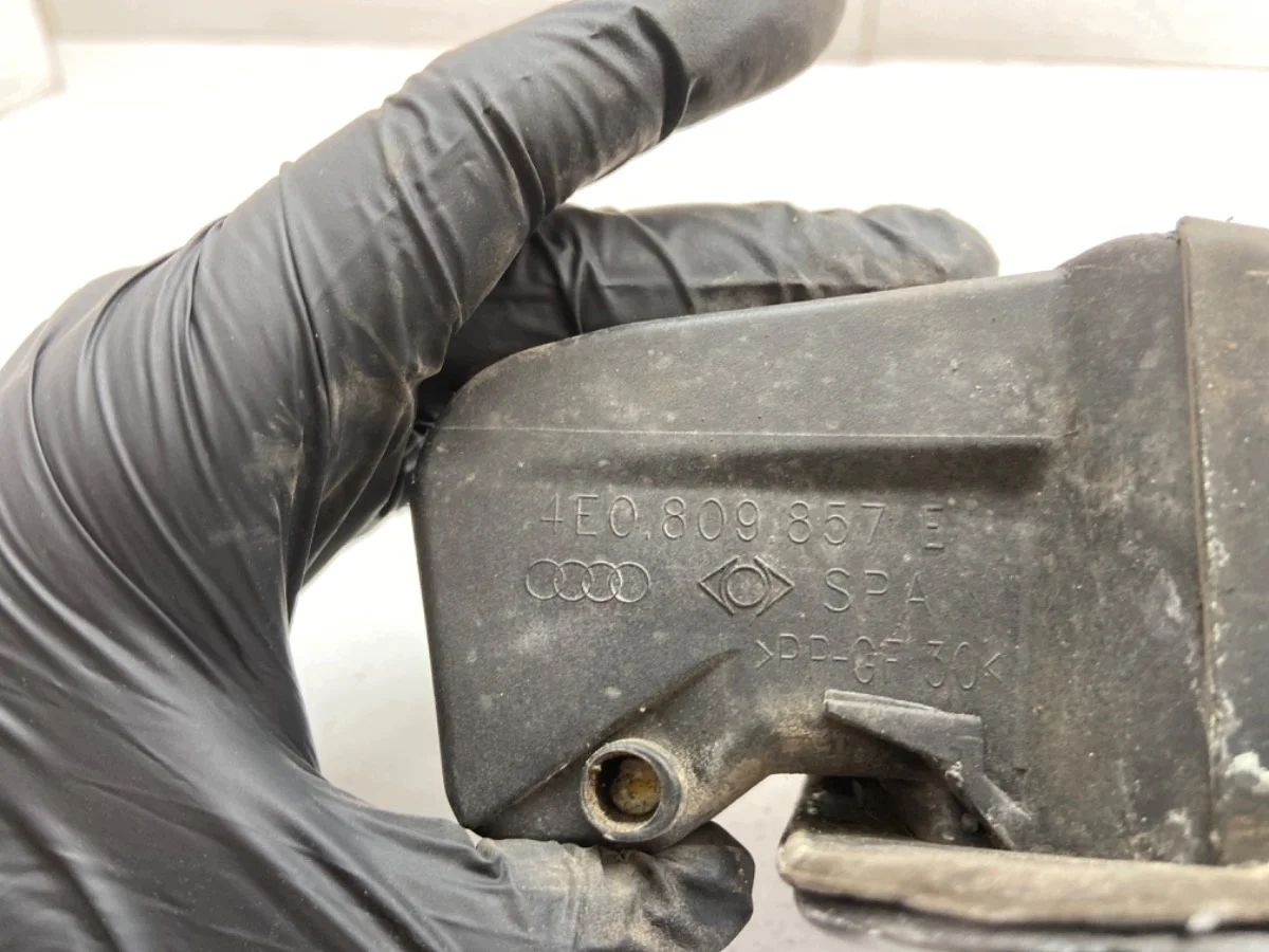 Audi A8 D3 4E0809857E trappe carburant image 4