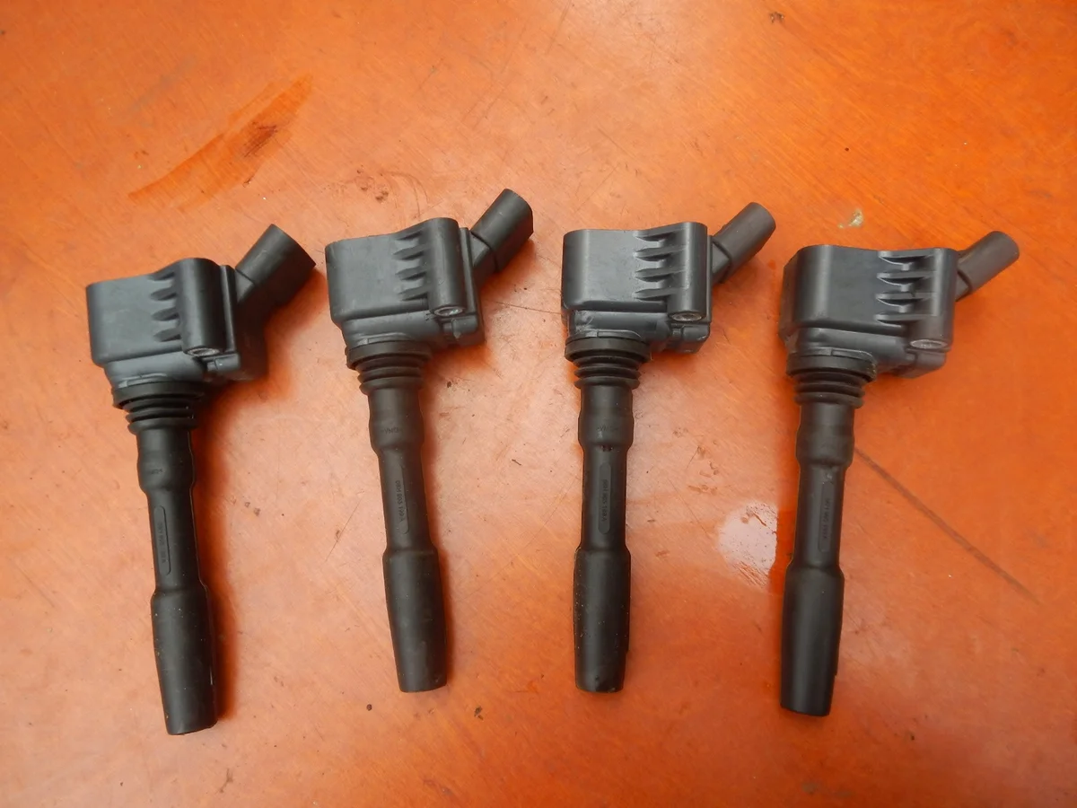 Bobina de encendido Audi 06H905110E usada