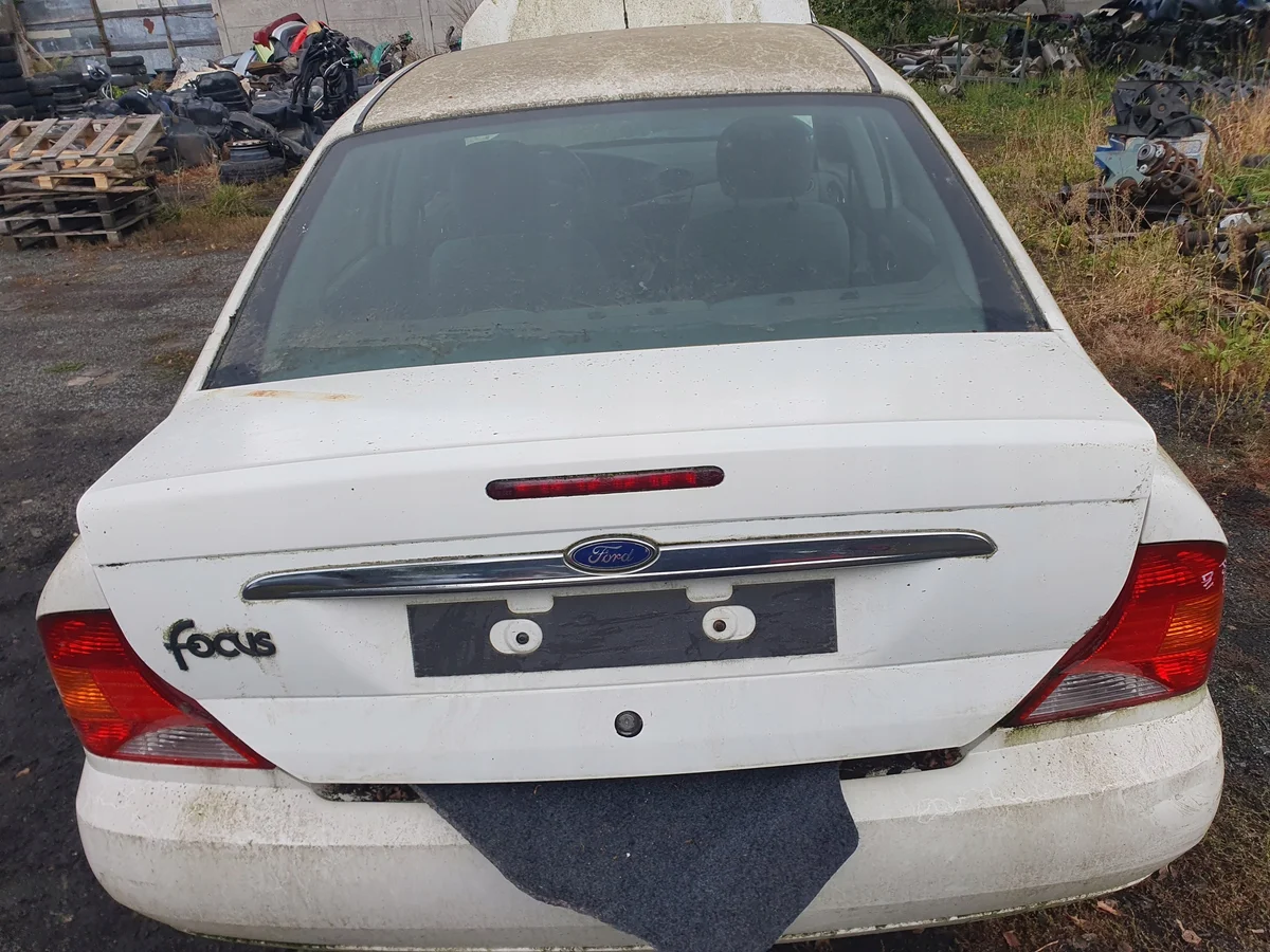 Portón Maletero Ford Focus MK1 Sedán Blanco