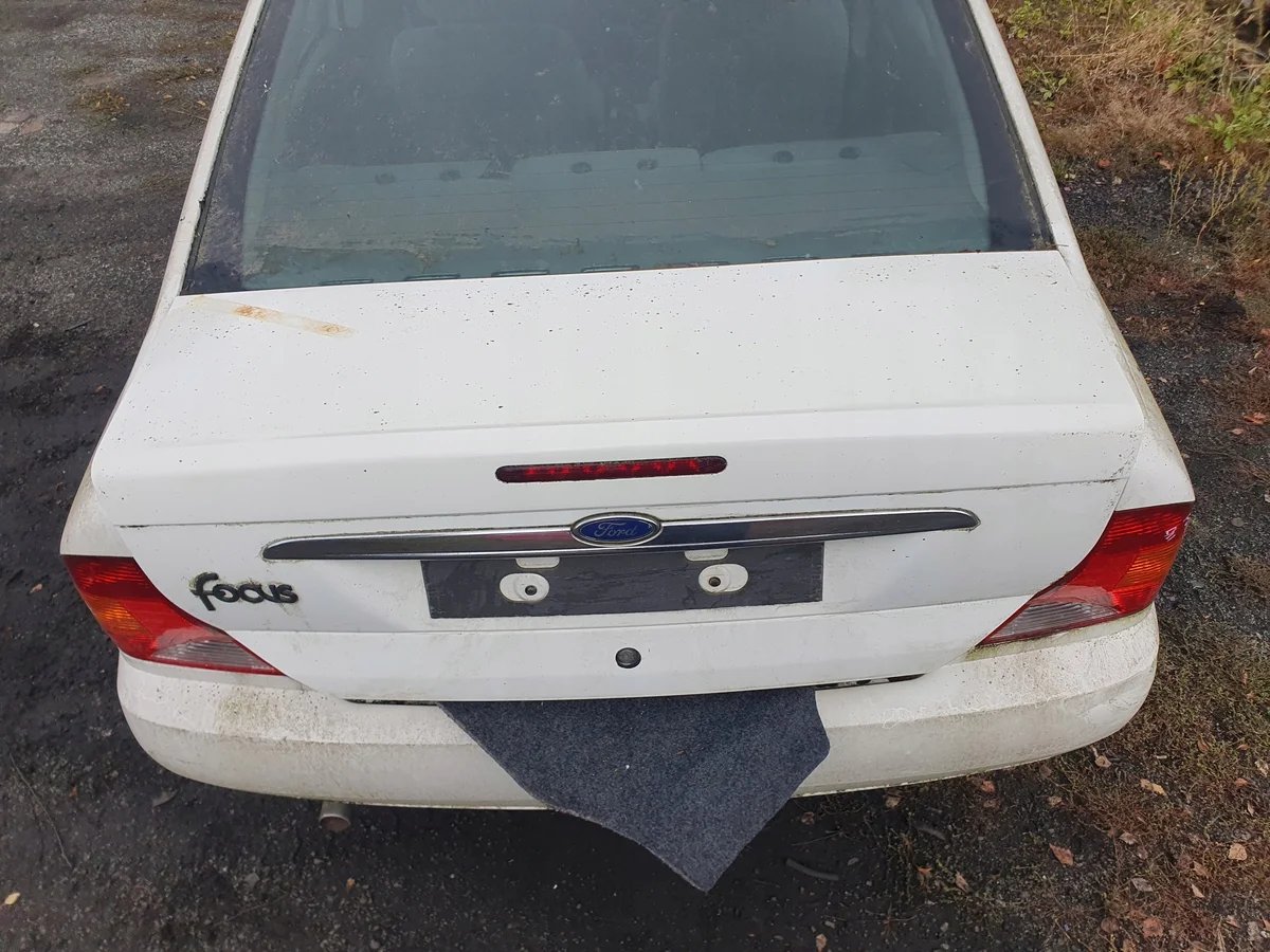 Portón Maletero Ford Focus MK1 Sedán Blanco image 3