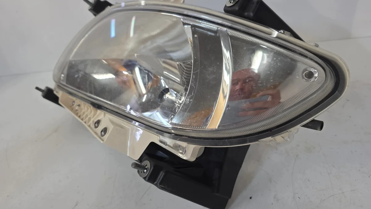 Phare antibrouillard DAF XF 106 gauche occasion image 4