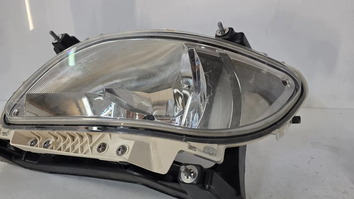 Phare antibrouillard DAF XF 106 gauche occasion image 5