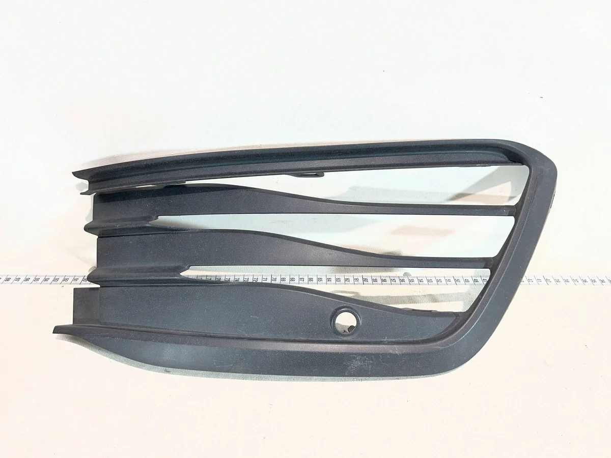 Grille de pare-chocs droite VW Golf 8