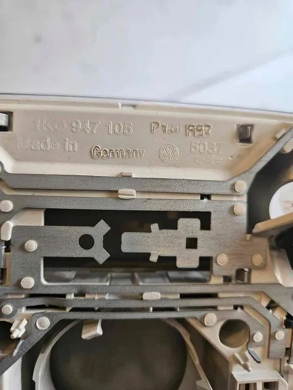 VW Passat B6 Ceiling Light 1KO947105 image 3