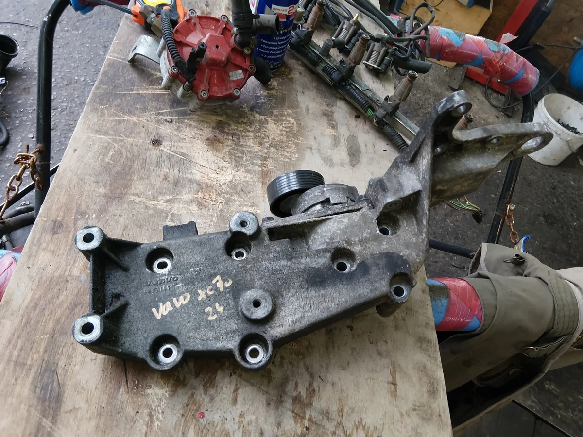 Volvo XC70 2.4B Turbo Mount Bracket 9497106