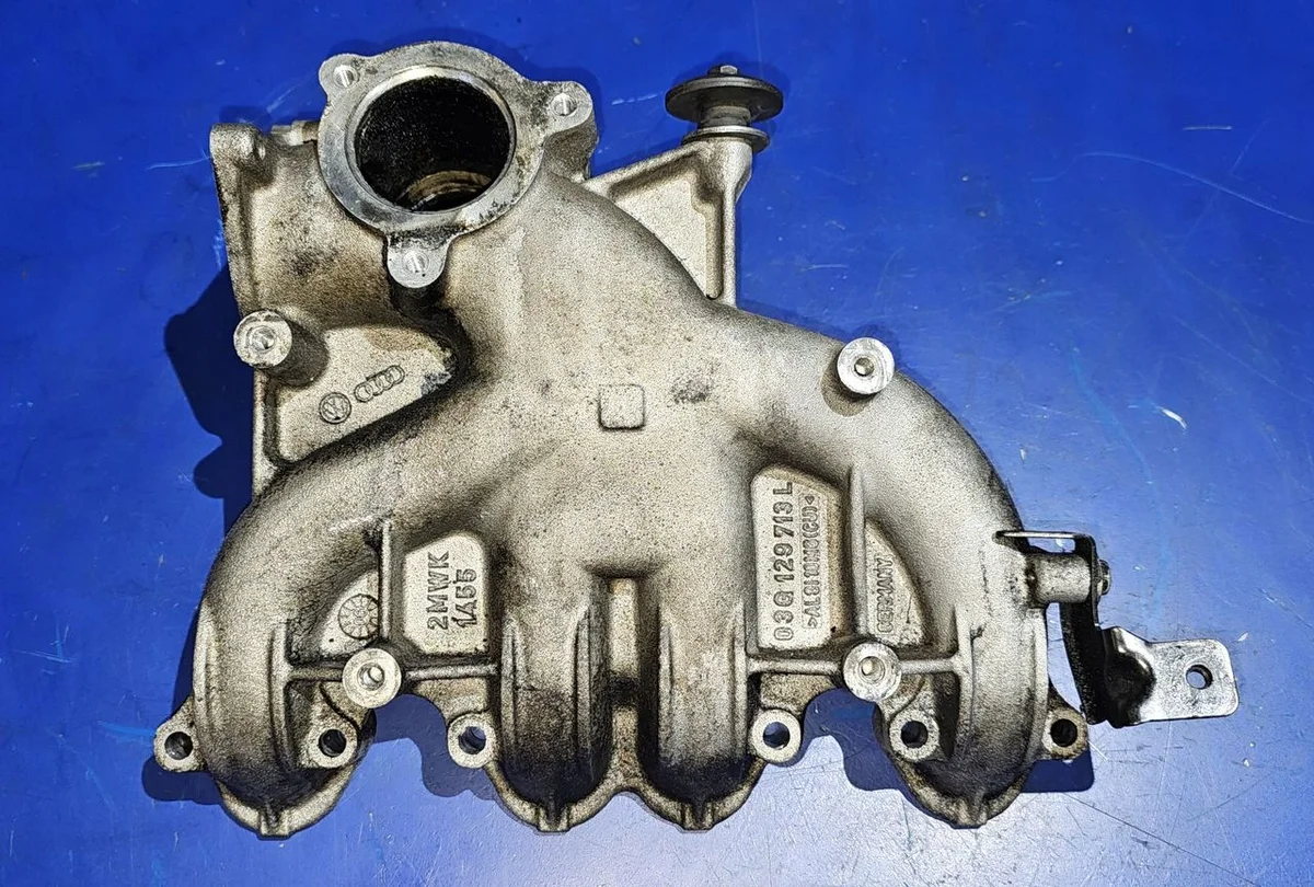 Collettore aspirazione VW 03G129713L usato