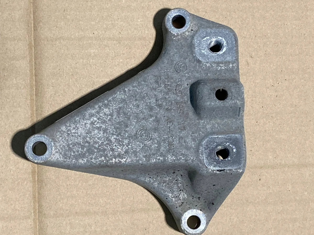 Soporte Caja VW Skoda 5Q0199117C Usado