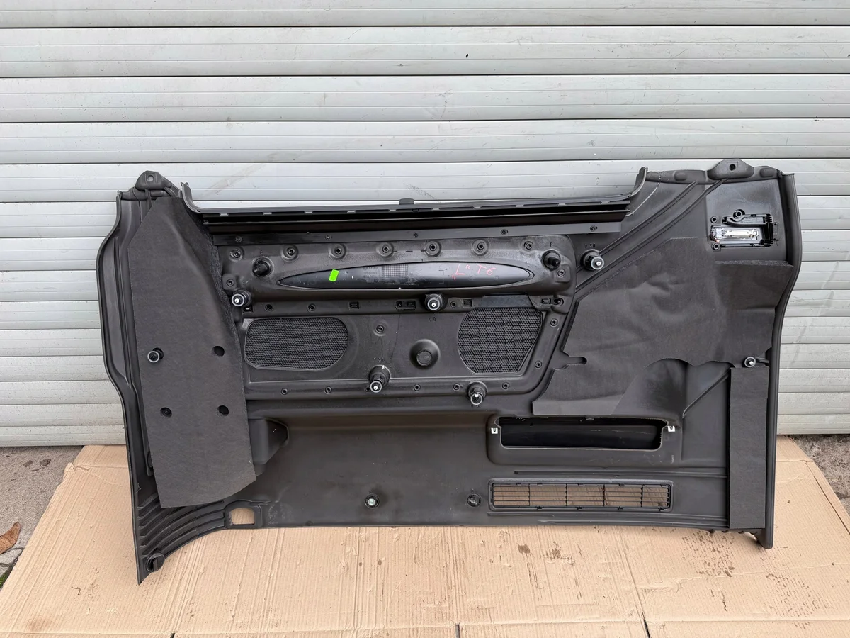 VW T6 Multivan Seitenverkleidung mit Rollo image 3